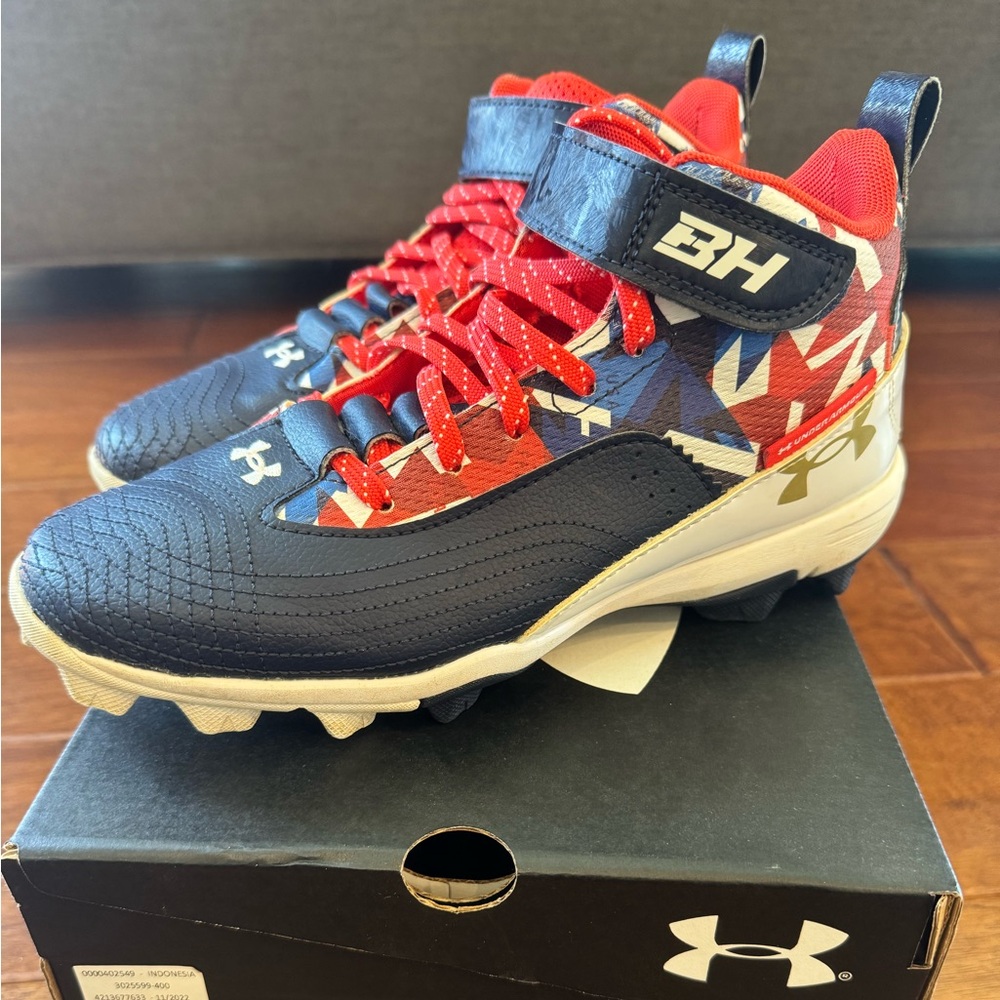Under Armour youth baseball cleats Size 5Y